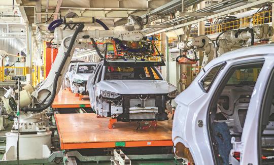 A robotic arm is in use on the production line of a carmaker in Xi'an, Shaanxi province. (Photo/China Daily)