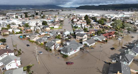 Levee breach forces thousands to evacuate in U.S. California