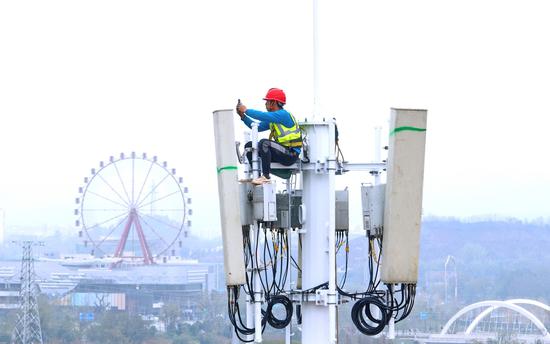 A China Mobile technician checks 5G equipment in Nanchang, Jiangxi province, in December. (ZHU HAIPENG/FOR CHINA DAILY)