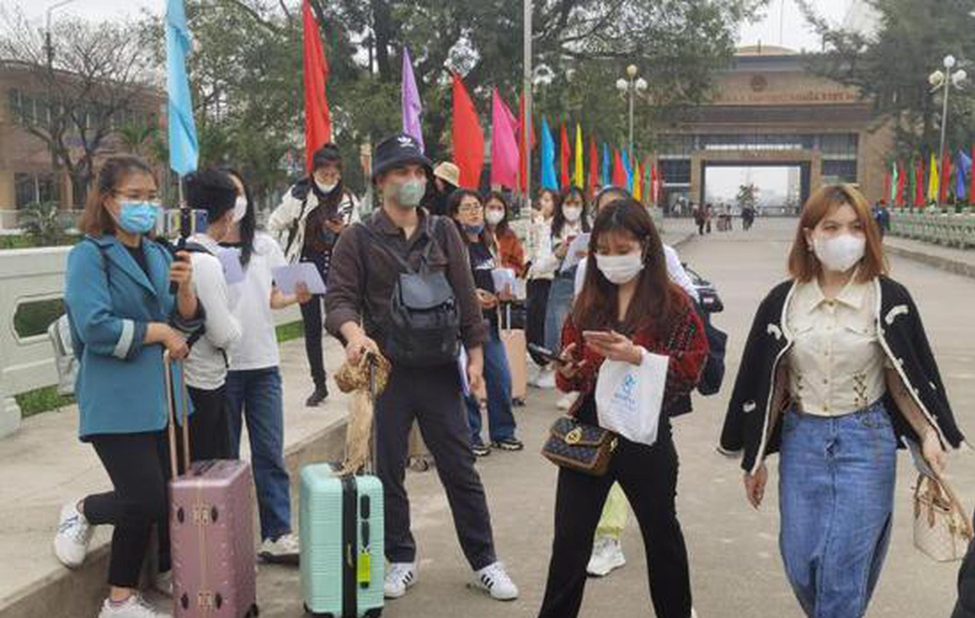 38 Chinese warmly welcomed in Vietnam as cross-border tourism resumes
