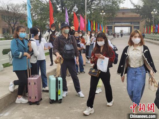 Tourists from Vietnam cross the  Beilunhe Bridge of Dongxing, south China's Guangxi Zhuang Autonomous Region. (Photo/China News Service)
