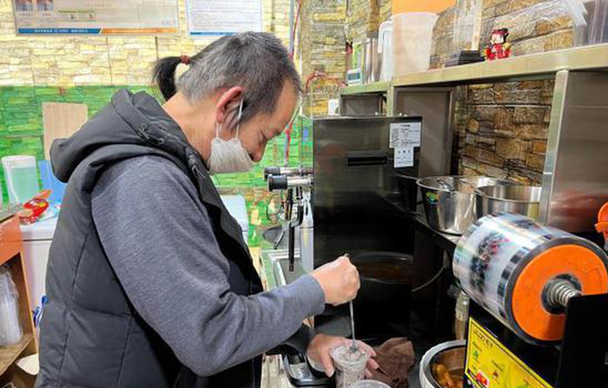 Over 30 million Chinese sexagenarians engage in primary industry