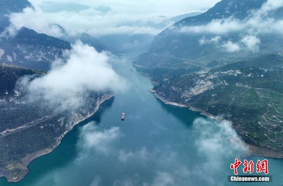 Mist shrouded Xiling Gorge on Yangtze River