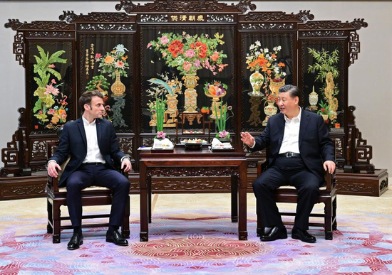 Chinese President Xi Jinping and French President Emmanuel Macron chat over tea at Baiyun Hall of the Pine Garden in Guangzhou, south China's Guangdong Province, April 7, 2023. Xi held an informal meeting with Macron on Friday in Guangzhou, the capital of Guangdong Province in south China. (Xinhua/Yue Yuewei)