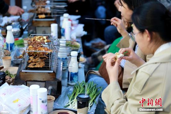 Special trains take visitors to explore scenery and food across China