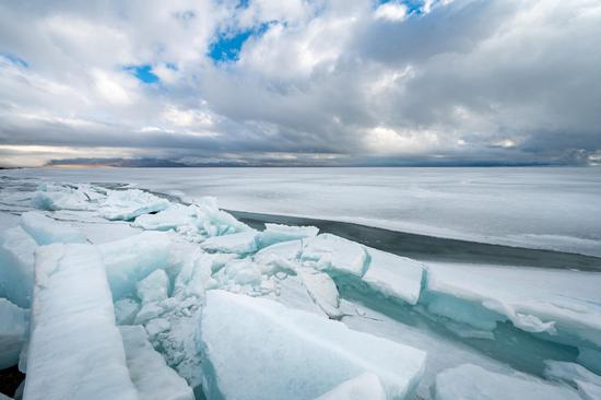 'Ice shove' spectacle appears in Sayram Lake
