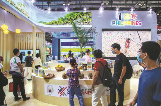 Visitors gather at the Philippines booth during the 2022 China International Fair for Trade in Services in Beijing in September. (HU XUEBAI/FOR CHINA DAILY)
