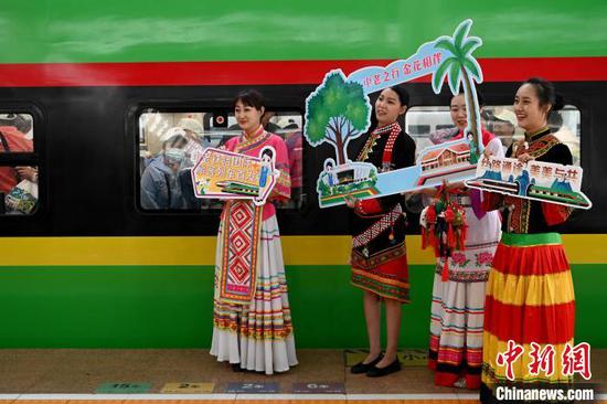 The first international passenger train - D887 - on the China-Laos Railway. (Photo: China News Service/ Li Jiaxian)