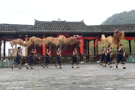 Straw dragon dance promotes Mulam ethnic tradition in Guangxi