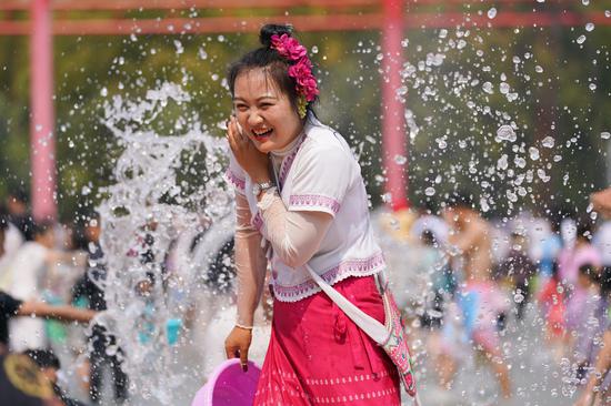 Water-splashing festival celebrated in Yunnan