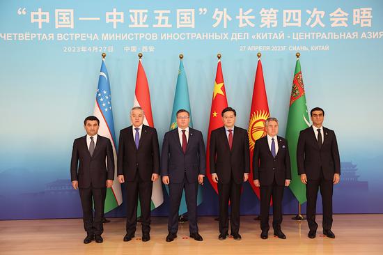 State Councilor and Foreign Minister Qin Gang poses for photos with foreign ministers from Kazakhstan, Kyrgyzstan, Tajikistan, Turkmenistan and Uzbekistan before the 4th China-Central Asia Foreign Ministers' Meeting in Xi'an, Shaanxi province, China, April 27, 2023. (Photo by Feng Yongbin/chinadaily.com.cn)