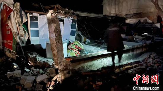  A building is damaged during the 5.2-magnitude earthquake that jolted Baoshan city in southwest China's Yunnan Province, May 2, 2023. (Photo/China News Service)