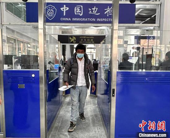 A passenger passes through the immigration inspection checkpoint at the Pulan Port in Tibet Autonomous Region, May 1, 2023. (Photo/China News Service)