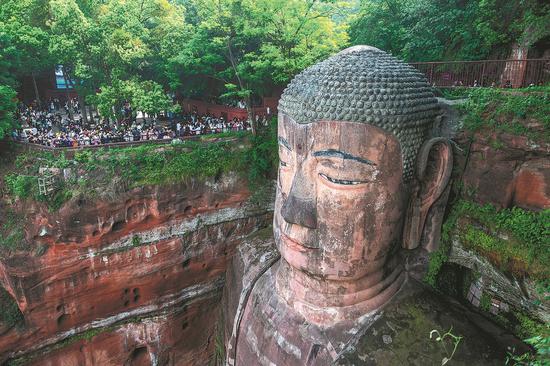 Travelers flock to see the Leshan Giant Buddha in Southwest China's Sichuan province, May 1, 2023. (Photo/China News Service)
