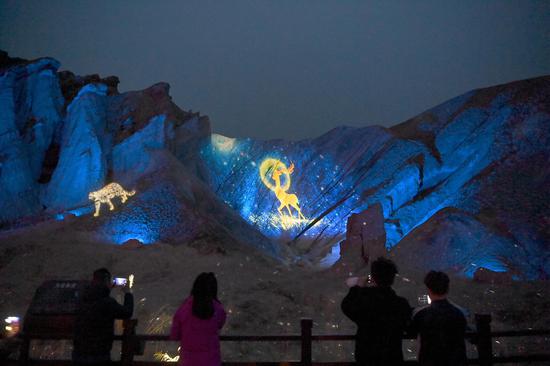 Night show presents immersive experience in Danxia landform