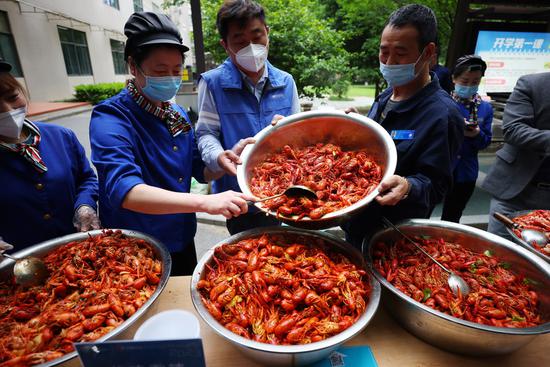 Crayfish dishes offered to mark graduation in Nanjing's university