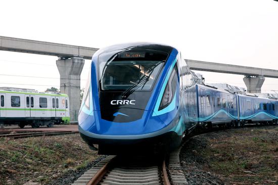 A hydrogen-powered urban train rolls off the assembly line. (Photo provided to chinadaily.com.cn)