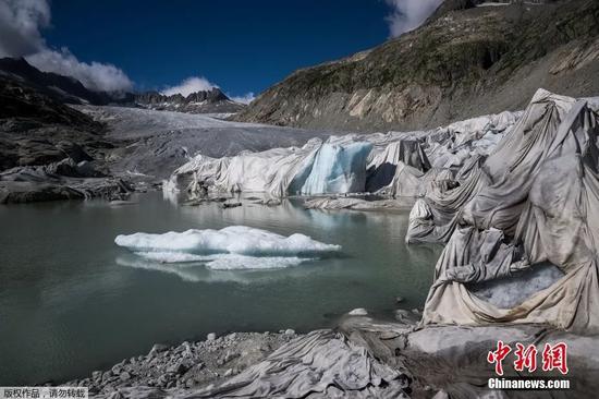 File photo shows the oldest glacier in Alps was covered with carpet to prevent from melting.