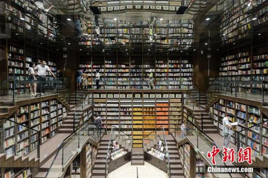 People visit the Zhongshuge bookstore in Chongqing (Photo: China News Service/He Penglei)