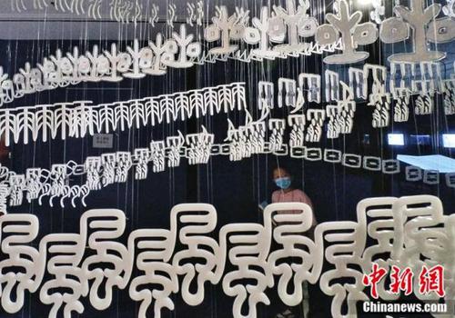 People are attracted to visit an oracle bone script exhibition held in Tianjin. 
(Photo: China News Service/Tong Yu)