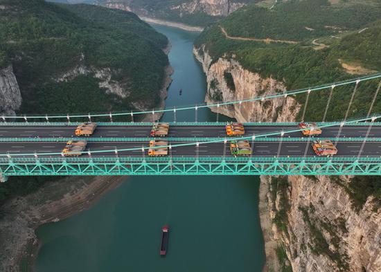 Jinfeng Wujiang River Bridge in Guizhou carries out load test