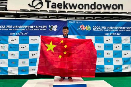 Taiwan athlete waves Chinese national flag with pride