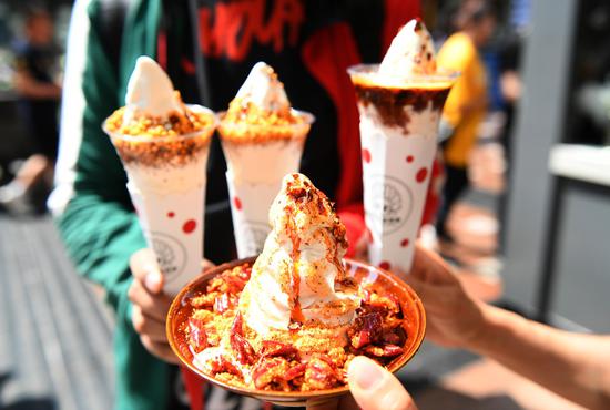 Chili-flavored ice cream draws customers in Chongqing