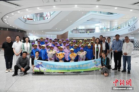 Fourty Tibetan teenagers arrive at the Daxing International Airport in Beijing, May 30, 2023. (Photo: China News Service/Cui Nan)