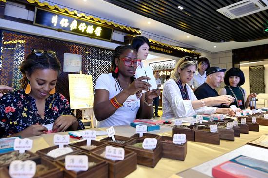 U.S. delegation experiences TCM charm in east China's Zhangzhou
