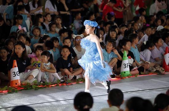 Shanghai pupils shine at eco fashion show