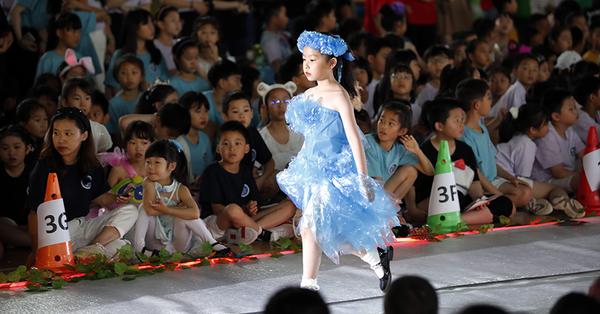 Shanghai pupils shine at eco fashion show