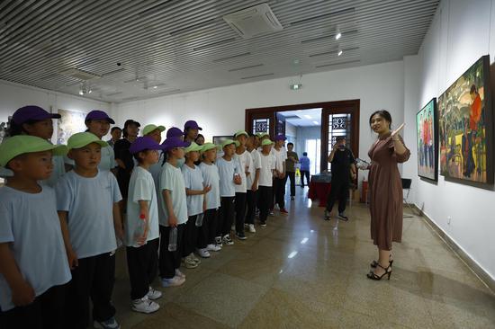 Tibetan children visit Minzu University of China