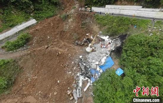 Photo shows the resuce site of a mountain collapse in Leshan, Sichuan Province. (Photo/China News Service)