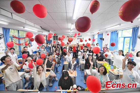 Teachers send best wishes to students for gaokao