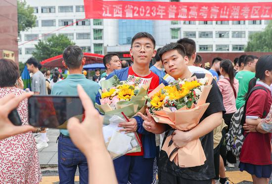 2023 gaokao concludes with hugs and flowers in parts of China