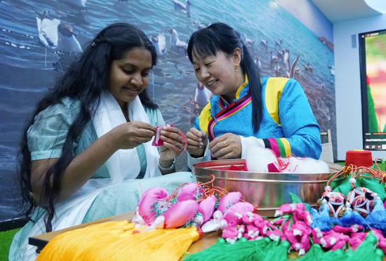 Foreign journalists experience embroidery charm in Qinghai