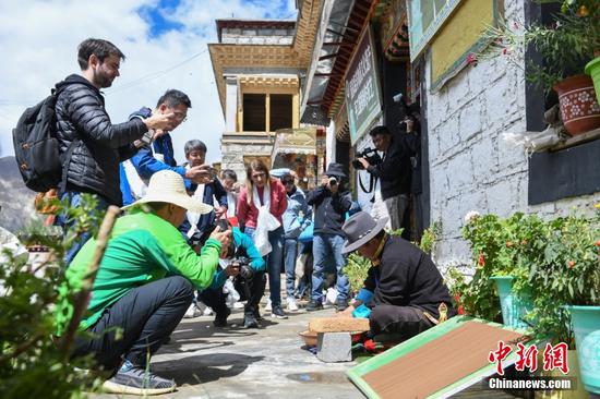 Reporters from home and abroad impressed by Tibetan culture