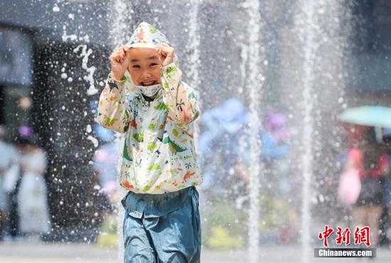 Beijing continues to battle with high temperatures