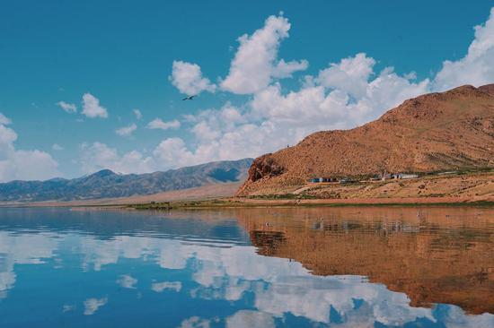 Picturesque scenery of Donggi Cona Lake in summer