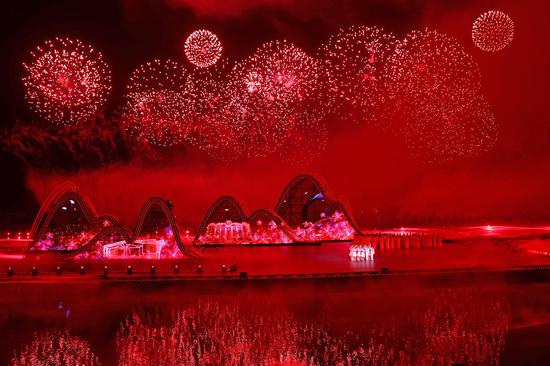 Grand firework show in Jiangxi presents visual feast
