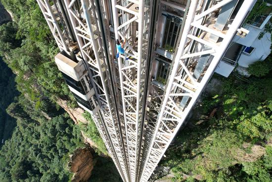 French 'spider man' scales 'Bailong Sky Ladder' in Zhangjiajie with bare hands