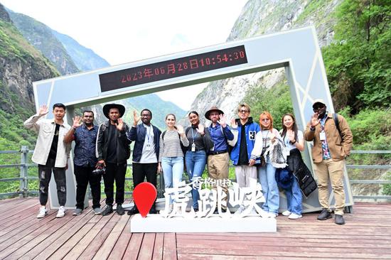 Foreign youth enjoy scenery at Tiger Leaping Gorge in Yunnan