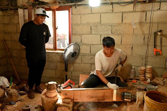 Overseas youth experience charm of traditional Tibetan craftsmanship