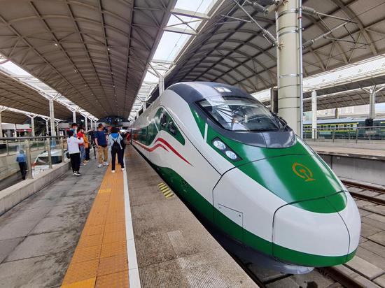Fuxing bullet trains begin operations on Xining-Golmud section of Qinghai-Tibet Railway