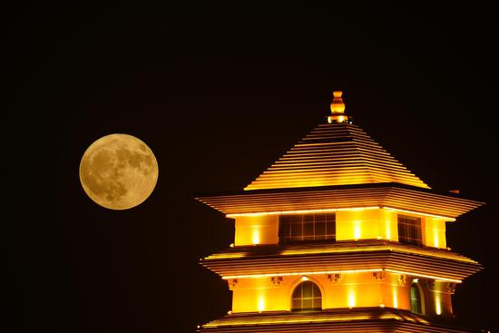 Lowest full moon in 17 years seen across China