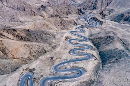 Dragon-like road in Xinjiang features 600 hairpin turns