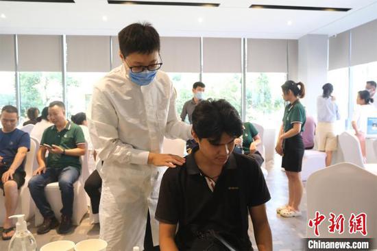 Chinese TCM experts host free clinic in Phnom Penh   
