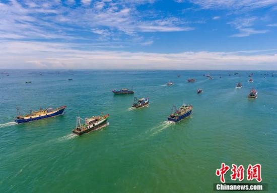 Fishing boats sail near the Xinying port in Lingao County, Hainan Province. (Photo: China News Service/Luo Yunfei)