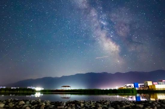 Spectacular Milky Way stretches across night sky in Xinjiang