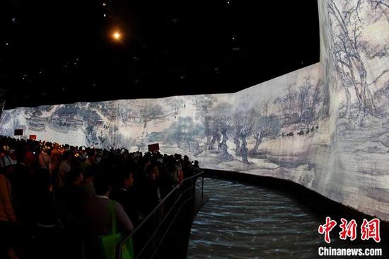 Visitors watched the animated version of ancient painting Along the River During the Qingming Festival at Expo 2010 Shanghai China. (Photo: China News Service/ Du Yang)
